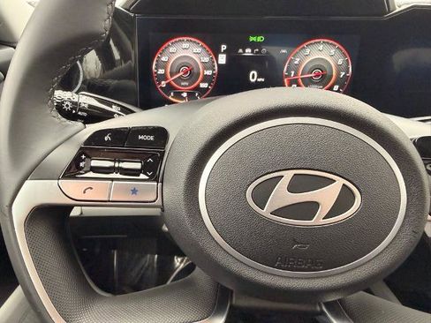 Used 2025 Hyundai Elantra Limited image 21