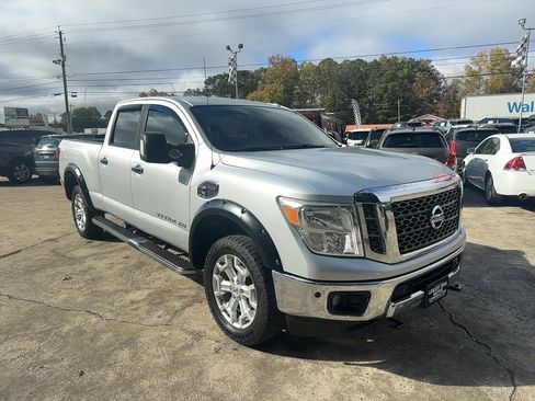 Used 2017 Nissan Titan SV image 3