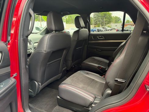 Used 2019 Ford Explorer XLT w/ Equipment Group 202A AWD/4WD image 10