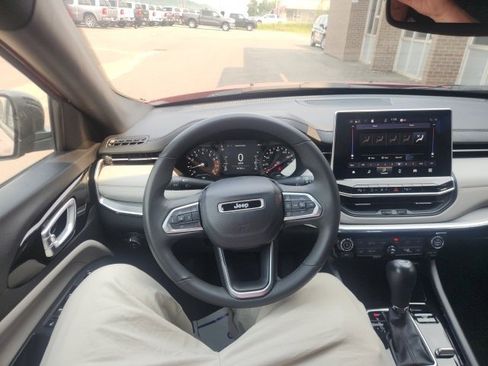 Used 2023 Jeep Compass Limited image 25