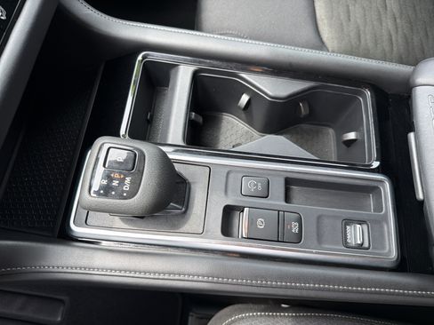 Used 2025 Nissan Pathfinder SV FWD image 8