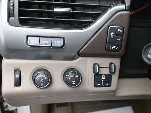 Used 2017 Chevrolet Suburban Premier image 25