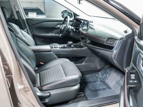 Used 2025 Nissan Rogue SV image 16