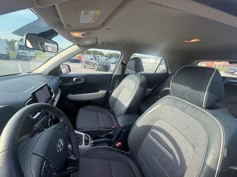 Used 2023 Hyundai Venue Limited FWD image 17