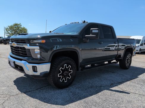 Used 2025 Chevrolet Silverado 2500 LT AWD/4WD image 6