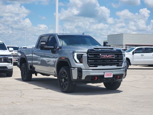 Used 2025 GMC Sierra 2500 AT4 AWD/4WD image 3