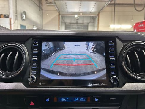 Used 2020 Toyota Tacoma SR5 AWD/4WD image 32