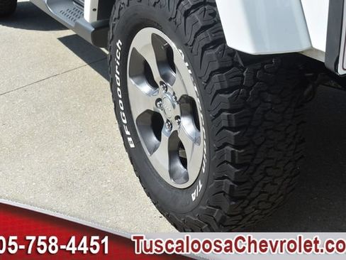 Used 2018 Jeep Wrangler Unlimited Sahara w/ Connectivity Group AWD/4WD image 17