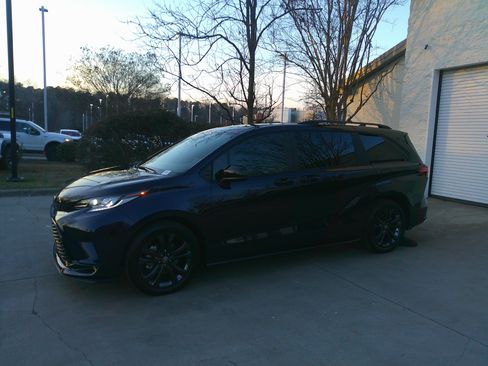Used 2025 Toyota Sienna XSE w/ XSE Plus Package image 8