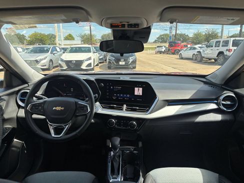Used 2025 Chevrolet Trax LT w/ LT Convenience Package FWD image 32
