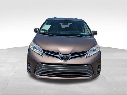 Used 2018 Toyota Sienna XLE Premium FWD image 2