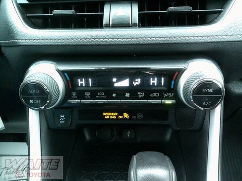 Used 2021 Toyota RAV4 LE image 17