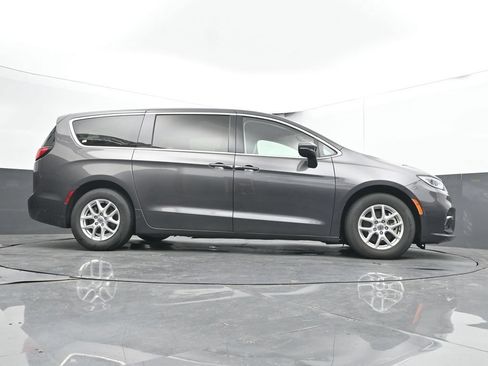 Used 2023 Chrysler Pacifica Touring-L FWD image 41