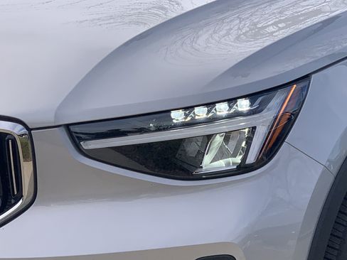 Used 2025 Volvo XC40 B5 Core image 6