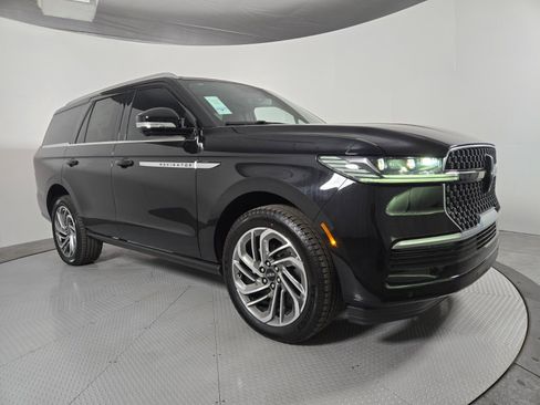 New 2026 Lincoln Navigator Reserve AWD/4WD image 2