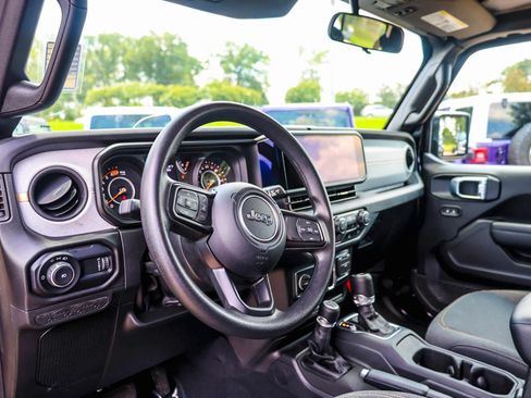 Used 2025 Jeep Wrangler Unlimited Sport AWD/4WD image 12