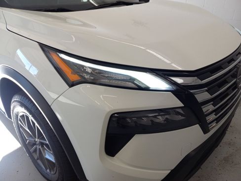 Used 2024 Nissan Rogue S FWD image 5