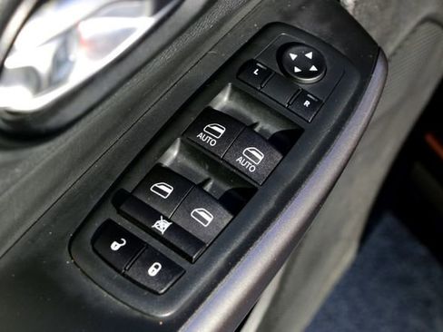 Used 2021 Jeep Cherokee Latitude FWD image 22