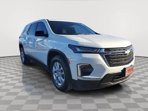 Used 2022 Chevrolet Traverse LS image 2