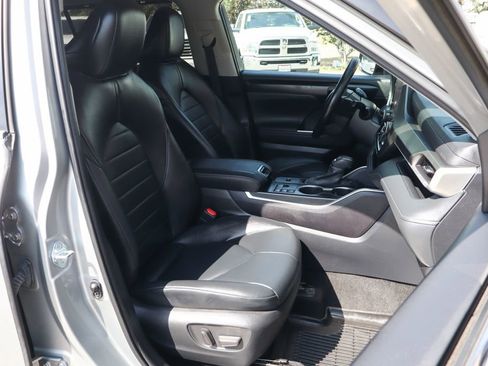 Used 2023 Toyota Highlander XLE FWD image 46