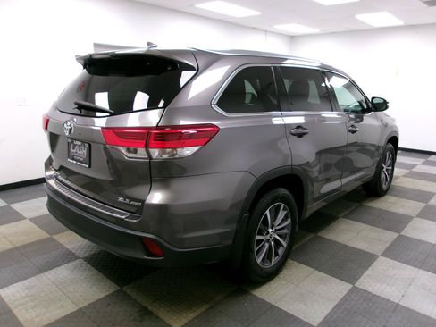Used 2018 Toyota Highlander XLE AWD/4WD image 16