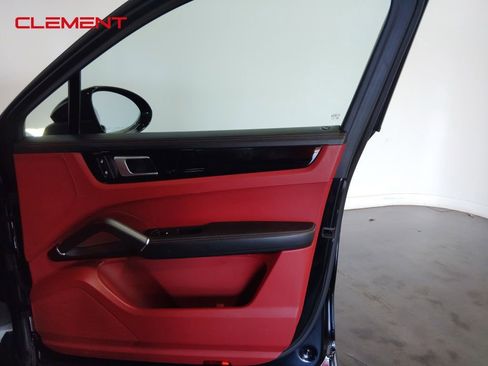 Used 2022 Porsche Cayenne S image 38