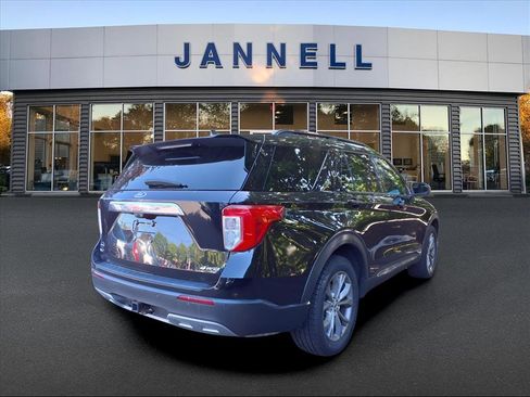 Used 2022 Ford Explorer XLT w/ Equipment Group 202A image 5