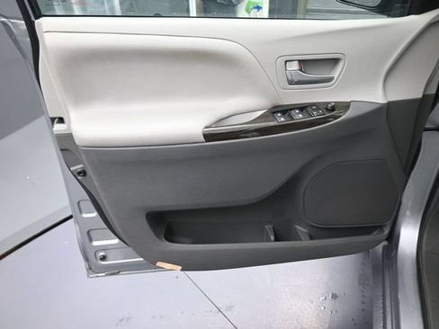 Used 2016 Toyota Sienna XLE FWD image 19