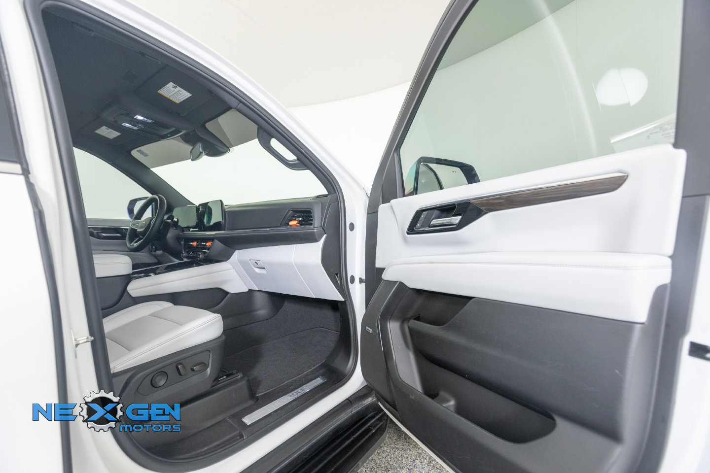 Used 2025 Chevrolet Suburban Premier AWD/4WD image 6