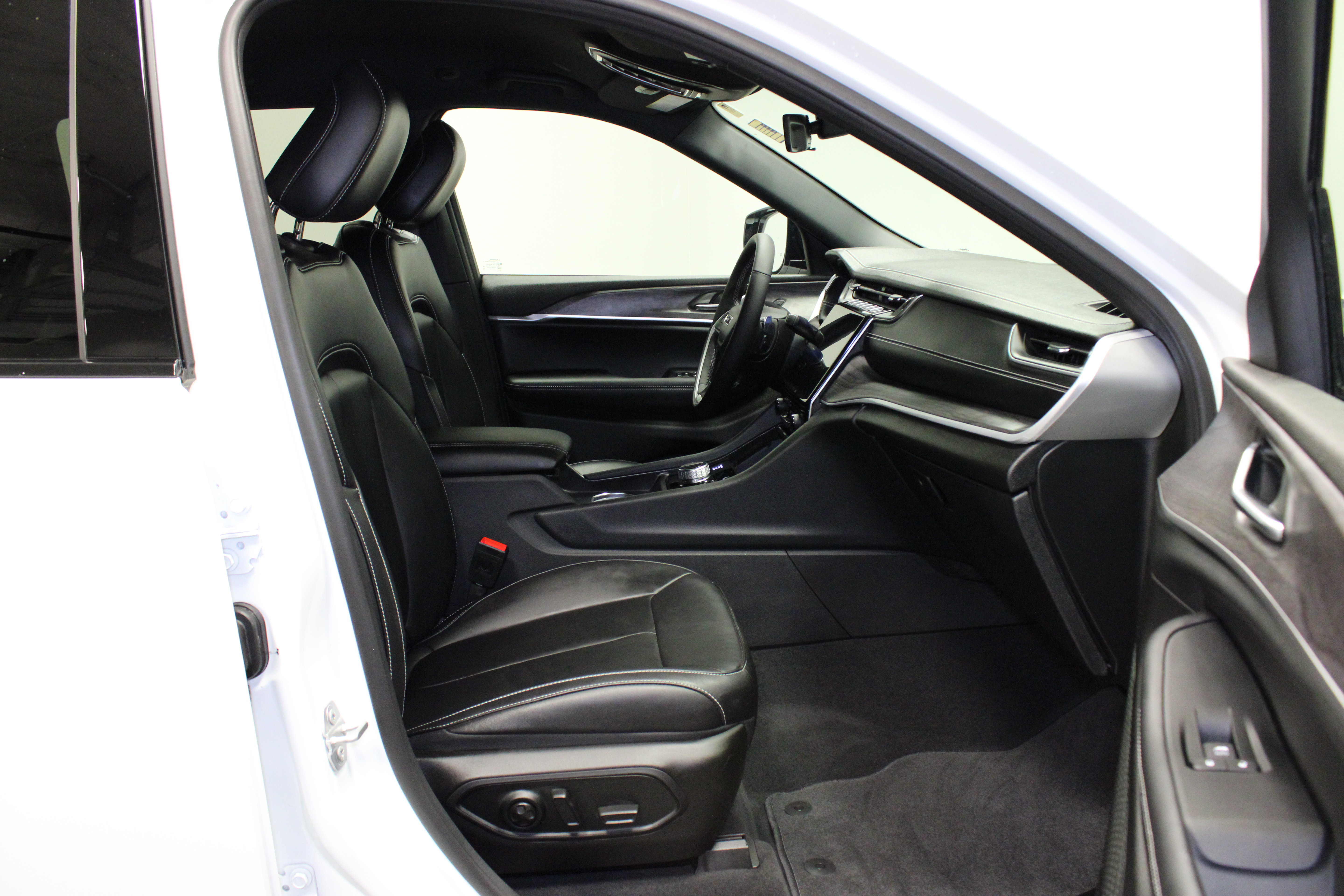 Used 2025 Jeep Grand Cherokee Limited AWD/4WD image 14