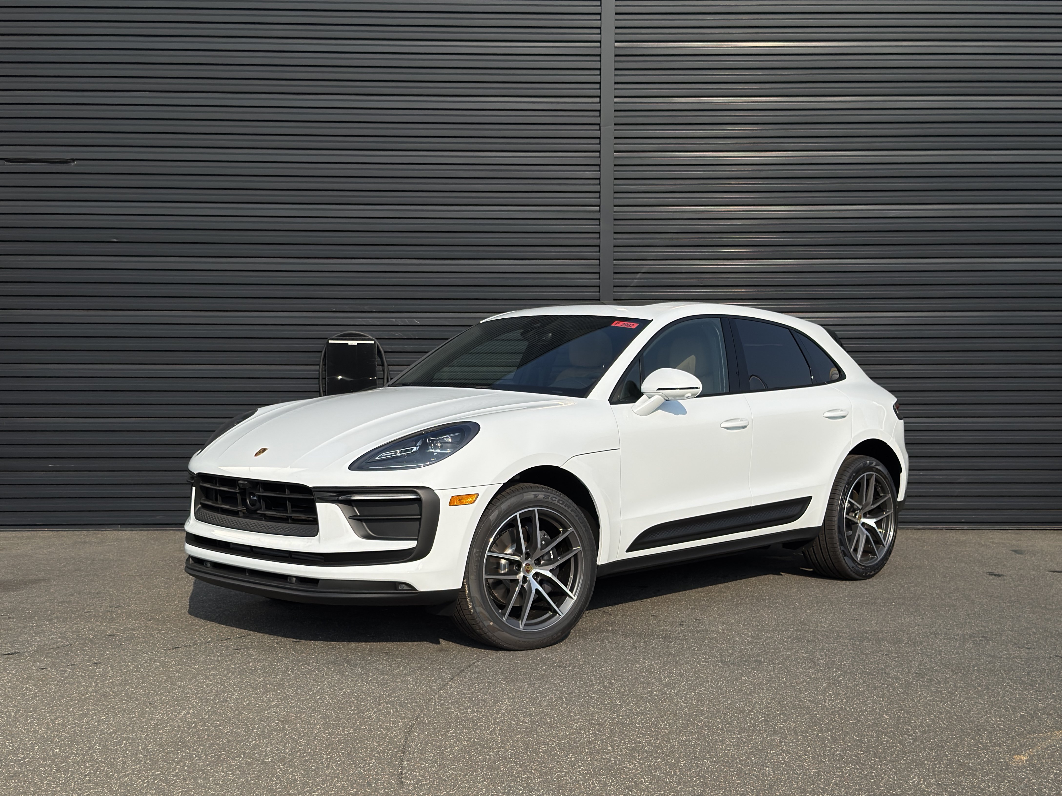 Certified 2025 Porsche Macan AWD/4WD image 1