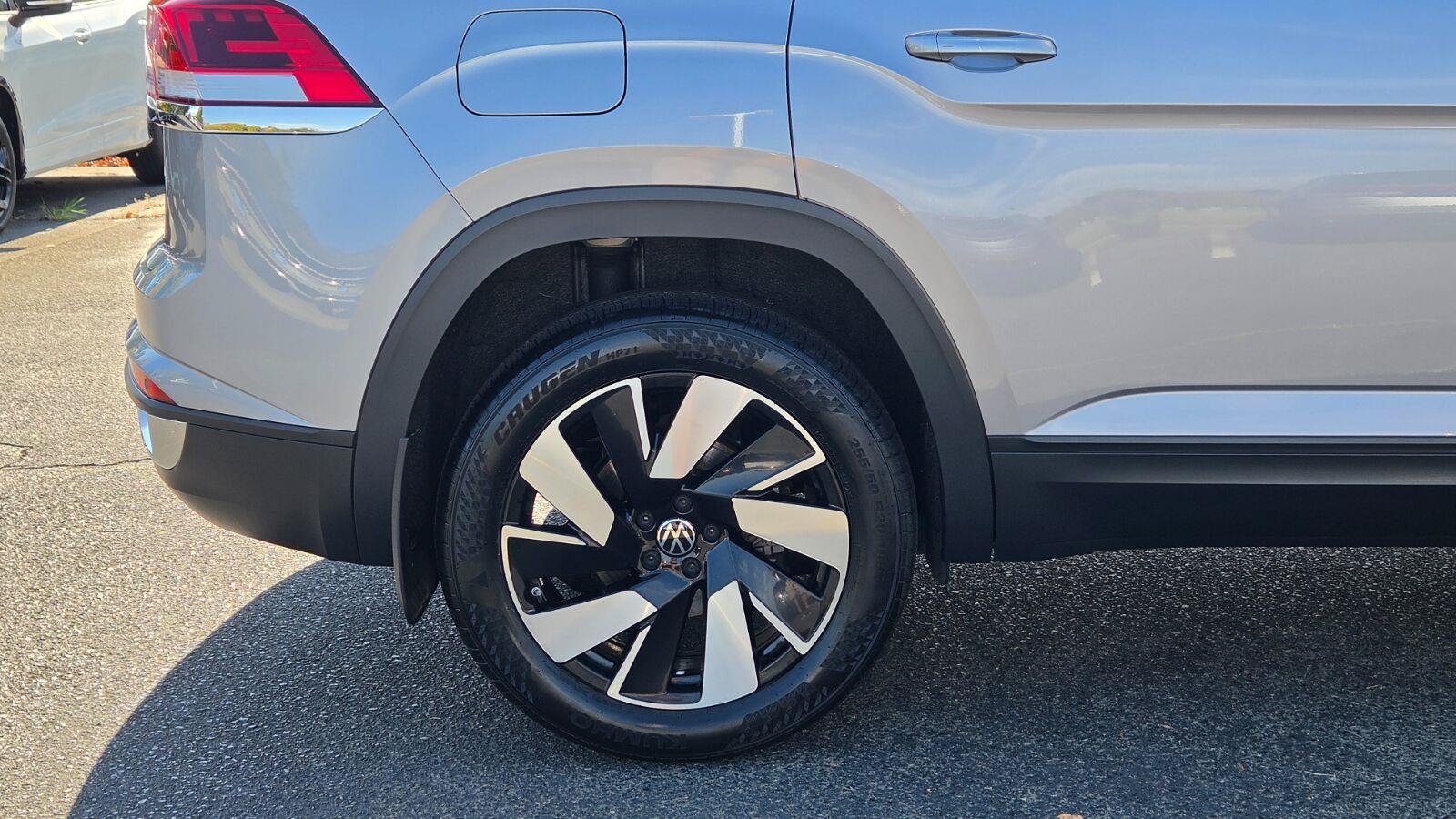 Used 2024 Volkswagen Atlas Cross Sport SE FWD image 12