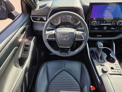 Used 2023 Toyota Highlander XSE AWD/4WD image 4