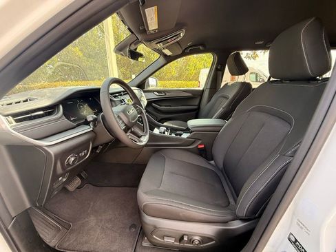 New 2026 Jeep Grand Cherokee Laredo AWD/4WD image 9