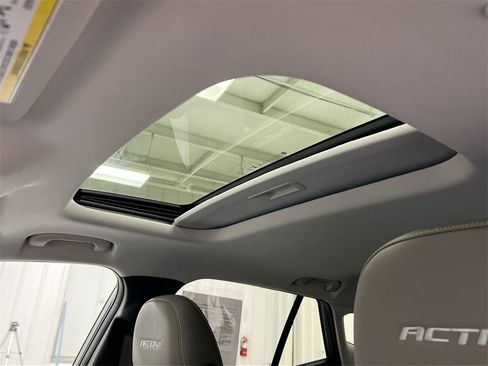 Used 2024 Chevrolet Trax ACTIV w/ Sunroof Package image 18