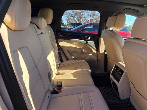 Used 2023 Porsche Cayenne image 9