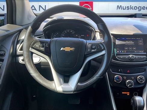 Used 2022 Chevrolet Trax LT w/ LT Convenience Package FWD image 8