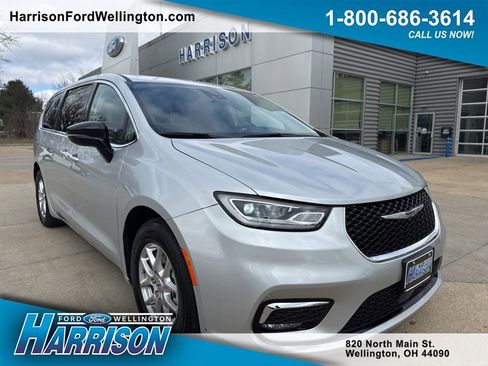 Used 2024 Chrysler Pacifica Touring-L image 1