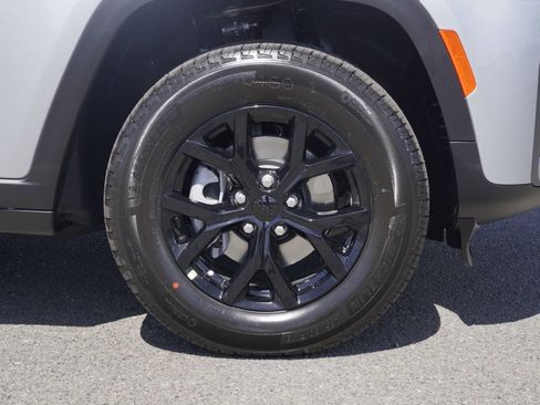 New 2026 Jeep Grand Cherokee Altitude image 10