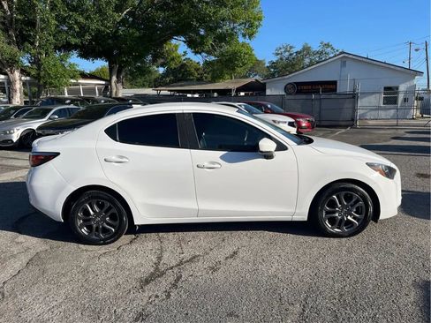 Used 2019 Toyota Yaris LE image 4