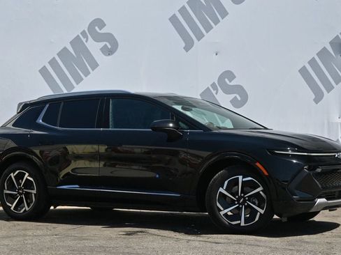 Used 2025 Chevrolet Equinox EV LT w/ LPO, Blackout Package FWD image 3