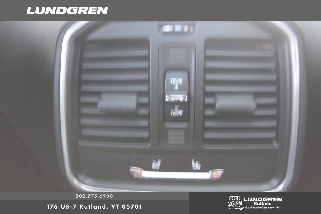 Used 2025 Porsche Macan AWD/4WD image 23