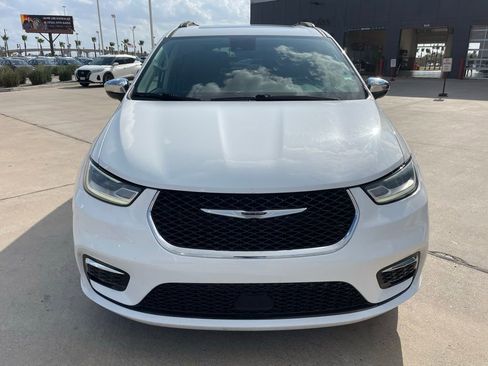 Used 2023 Chrysler Pacifica Limited image 6