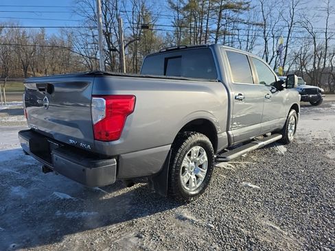 Used 2018 Nissan Titan SV w/ SV Convenience Package image 5