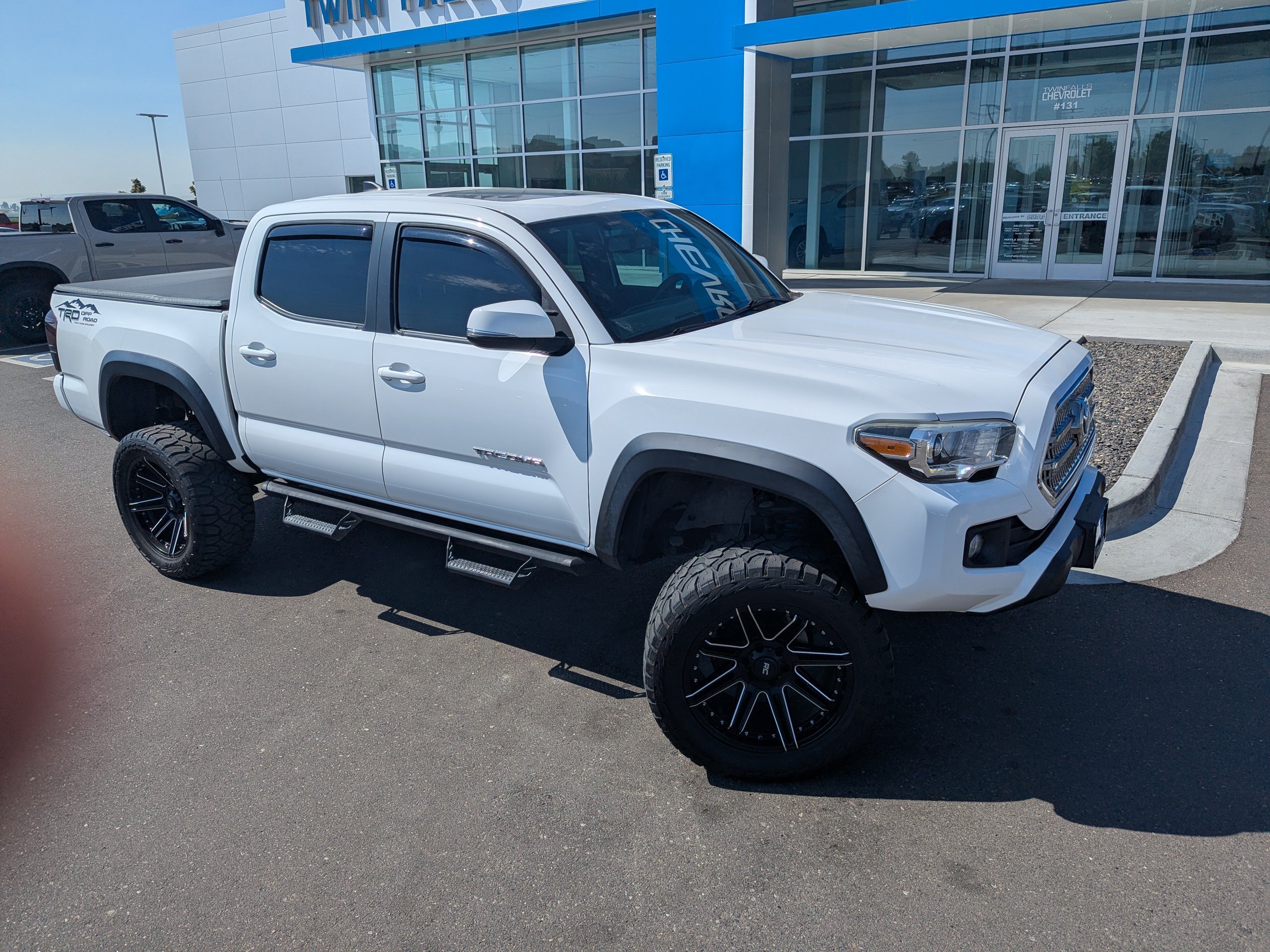 Used 2017 Toyota Tacoma TRD Off-Road AWD/4WD image 3