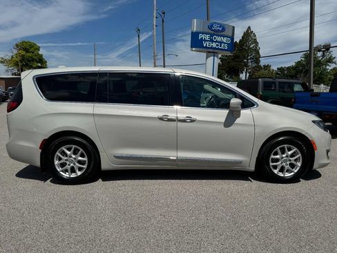 Used 2020 Chrysler Pacifica Touring w/ Cold Weather Group FWD image 2