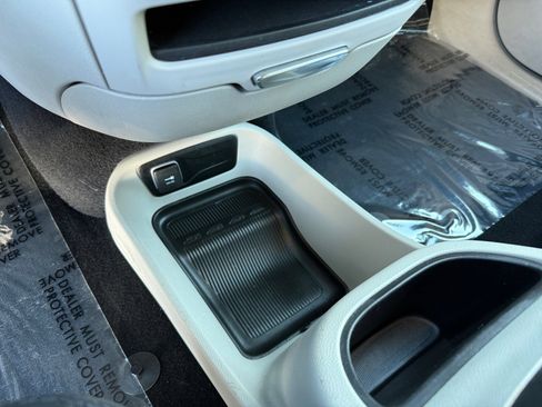 Used 2023 Chrysler Pacifica Touring-L image 16