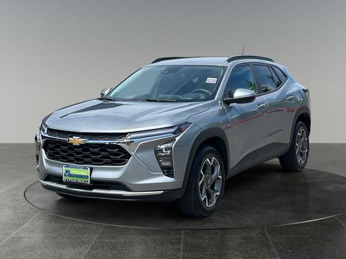 Used 2025 Chevrolet Trax LT w/ Driver Confidence Package FWD image 3