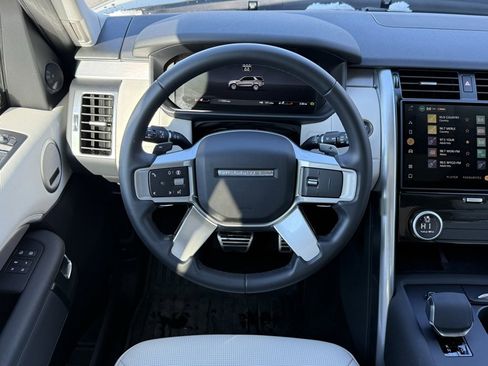 Certified 2025 Land Rover Discovery Dynamic SE image 18