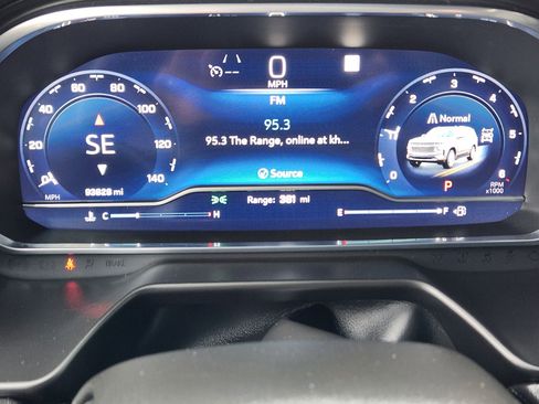 Used 2023 Chevrolet Suburban High Country image 15